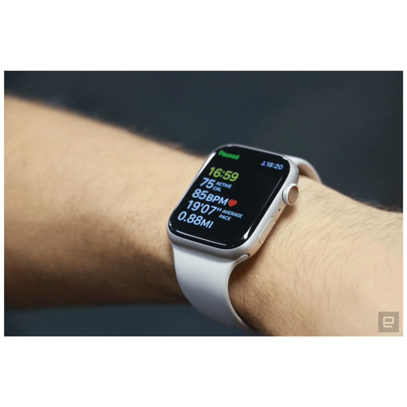 Apple Pametni sat, 1.69" LTPO OLED zaslon, vodootporan BT, WiFi - Watch Series 8 GPS 41mm Starlight